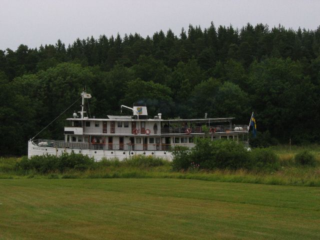 Seilaavatko laivat Ruotsissa pellolla? No, eivät tietenkään. Tässä Wilhelm Tham Göta-kanavalla. Söderköping, Ruotsi.
